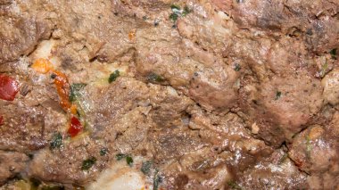 Karaciğerden yuvarlan. Mevsimlerle ciğer yuvarlanır. Baharatlarla karaciğer..