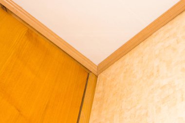 Plastik panelleri yapıştırmak. Banyonun tamiri. Etek ve köşeleri yapıştırmak..