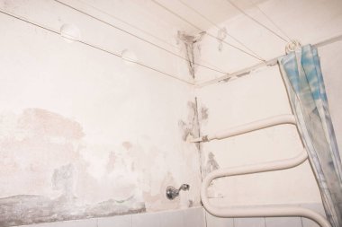 Banyo tadilatı. Duvarların boyanmaya hazırlanması..