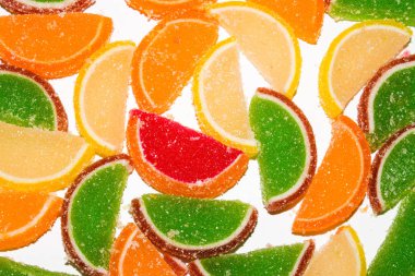 Portakal dilimleri şeklinde meyveli marmelat. Çeşitli marmelatlar. Meyve marmelatının arka planı..