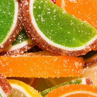 Portakal dilimleri şeklinde meyveli marmelat. Çeşitli marmelatlar. Meyve marmelatının arka planı..