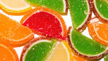 Portakal dilimleri şeklinde meyveli marmelat. Çeşitli marmelatlar. Meyve marmelatının arka planı..