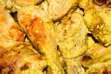 Salamuradaki tavuk. Salamura edilmiş tavuk budu. Salamuradaki tavuğun arka planı..