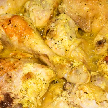 Salamuradaki tavuk. Salamura edilmiş tavuk budu. Salamuradaki tavuğun arka planı..