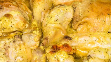 Salamuradaki tavuk. Salamura edilmiş tavuk budu. Salamuradaki tavuğun arka planı..