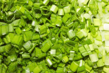 Taze soğanlar ince ince doğranmış. Yeşil soğan arkaplanı..