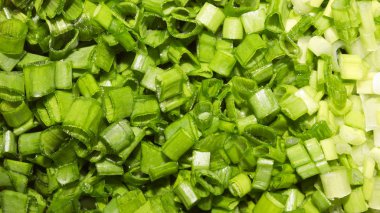 Taze soğanlar ince ince doğranmış. Yeşil soğan arkaplanı..