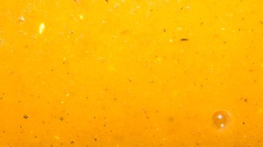 Et ağırlıklı. Sos dokusunda mevsimler var. Arka planda zengin et suyu..