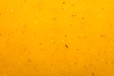 Et ağırlıklı. Sos dokusunda mevsimler var. Arka planda zengin et suyu..