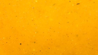 Et ağırlıklı. Sos dokusunda mevsimler var. Arka planda zengin et suyu..