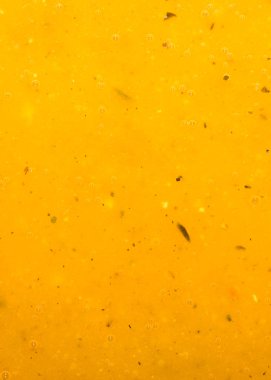 Et ağırlıklı. Sos dokusunda mevsimler var. Arka planda zengin et suyu..