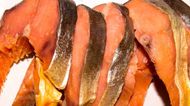 Soğuk tütsülenmiş kırmızı balık. Kırmızı balık parçaları. Kırmızı balık parçalara ayrılmış..