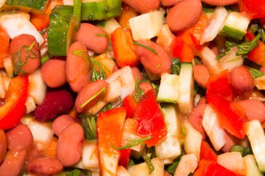 Fasulyeli sebze salatası. Fasulye ve sebzeli arka plan salatası..