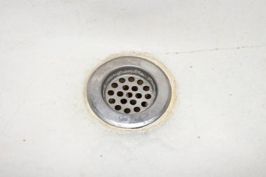 Banyodaki eski ve pis su borusu. Su için paslı kanal..