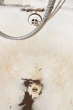 Banyodaki eski ve pis su borusu. Su için paslı kanal..