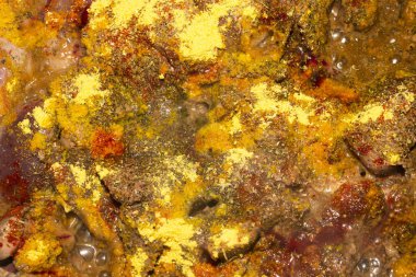 Et baharatlarla serpilmiş. Farklı baharatların arkaplanı..