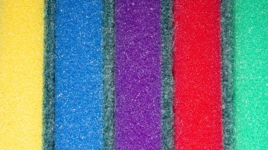 Bulaşık yıkamak için çok renkli sünger. Renkli köpük arka planı..