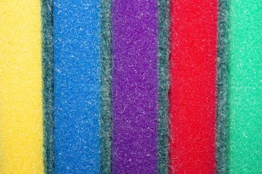 Bulaşık yıkamak için çok renkli sünger. Renkli köpük arka planı..