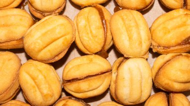 Yoğunlaştırılmış sütlü fındıklar üst görüntüdür. Yoğunlaştırılmış sütle birlikte kum fındıklı arka plan.