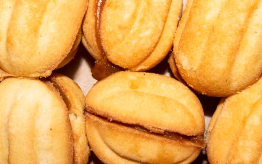 Yoğunlaştırılmış sütlü fındıklar üst görüntüdür. Yoğunlaştırılmış sütle birlikte kum fındıklı arka plan.