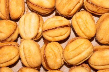 Yoğunlaştırılmış sütlü fındıklar üst görüntüdür. Yoğunlaştırılmış sütle birlikte kum fındıklı arka plan.