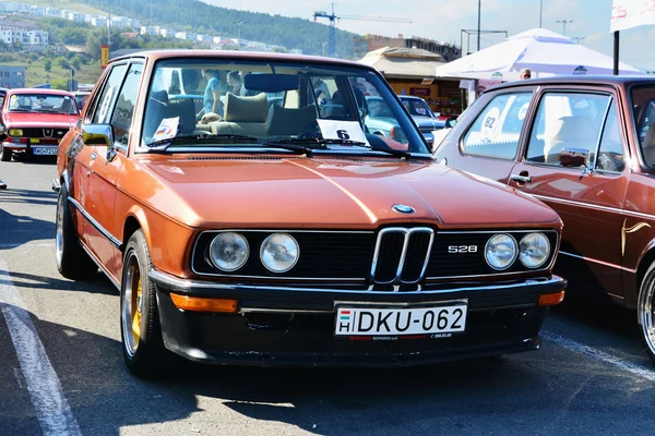 Alemán BMW E12 528 sedán clásico en el estacionamiento — Foto de Stock