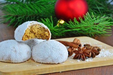 Gingerbread çerezleri şeker buzlanma ve Hindistan cevizi gevreği ile