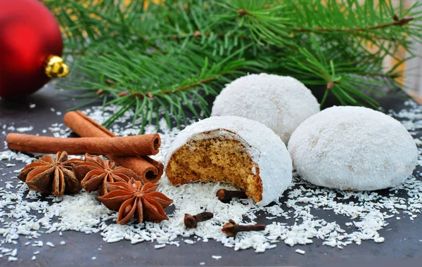 Пряничное печенье с сахарной глазурью и кокосовыми хлопьями — стоковое фото