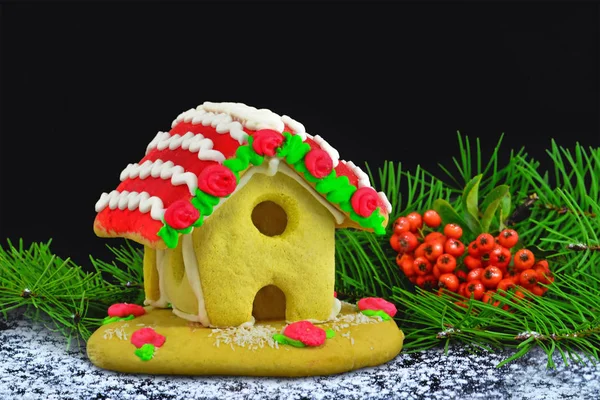 Gingerbread house Boże Narodzenie tło karty na czarny — Zdjęcie stockowe
