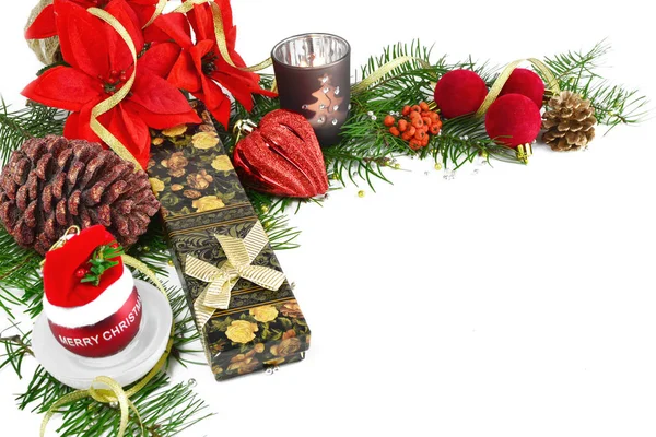 Sfondo natalizio, biglietto con bagattelle, poinsettia, regalo, rami di abete e decorazioni su bianco — Foto Stock