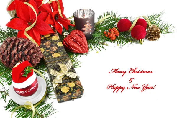Jul bakgrund, kort med grannlåt, julstjärna, gåva, fir grenar och dekorationer på vit. — Stockfoto