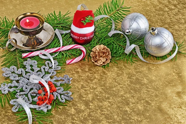 Weihnachten Hintergrund, Karte mit Christbaumkugeln, Geschenk, Tannenzweige und Dekorationen über goldenem Hintergrund — Stockfoto