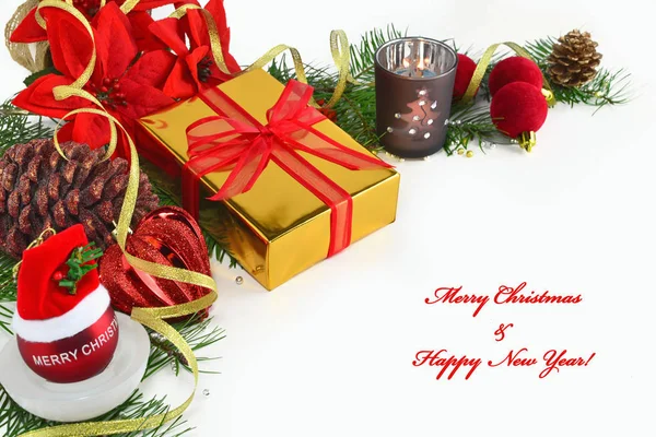 Fondo de Navidad, tarjeta de felicitación con adornos, poinsettia, regalo, ramas de abeto y decoraciones en blanco . — Foto de Stock