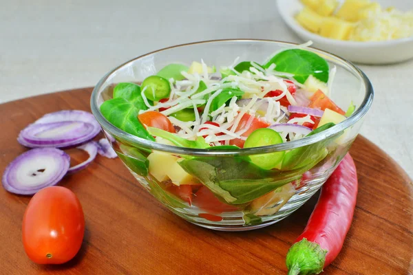 Salada de legumes frescos com queijo e ingredientes — Fotografia de Stock