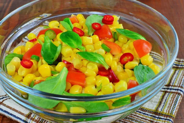 Salada de legumes frescos com milho, alface de cordeiro, pimenta fresca, doce e tomate — Fotografia de Stock