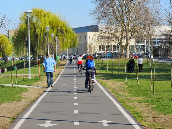 Bicicletas y peatones en carril bici — Foto de Stock