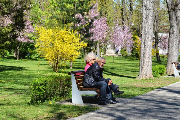 Bir bankta oturan yaşlı çift — Stok fotoğraf