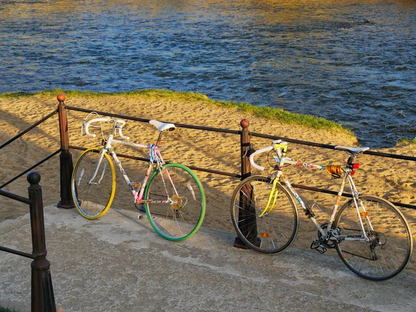 Deux vélos s'appuient sur une rambarde au bord de la rivière — Photo