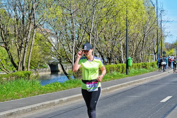 Giovane donna che fa jogging per strada — Foto Stock