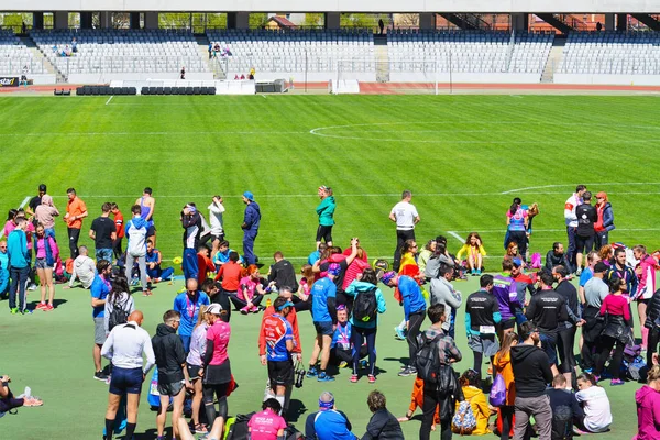 Atletas esperan la entrega de premios en el estadio Cluj Arena —  Fotos de Stock