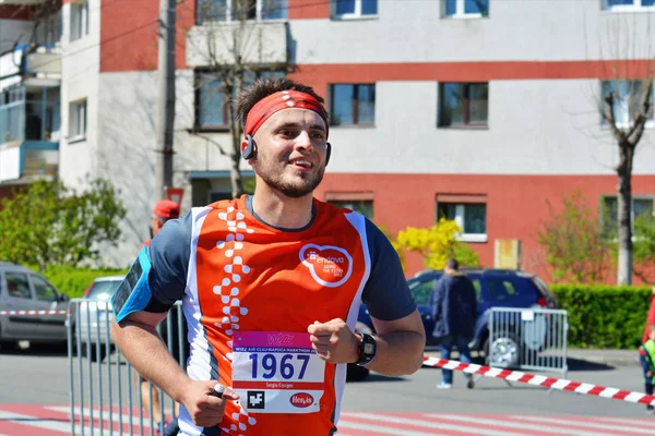 Les coureurs de marathon courent dans la rue — Photo