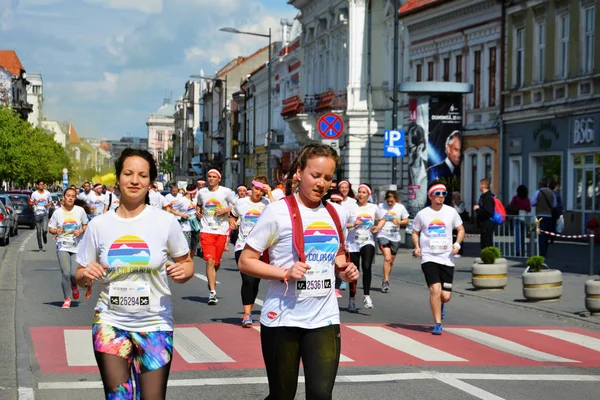 People of all ages run at the Color Run race — Stock Photo, Image