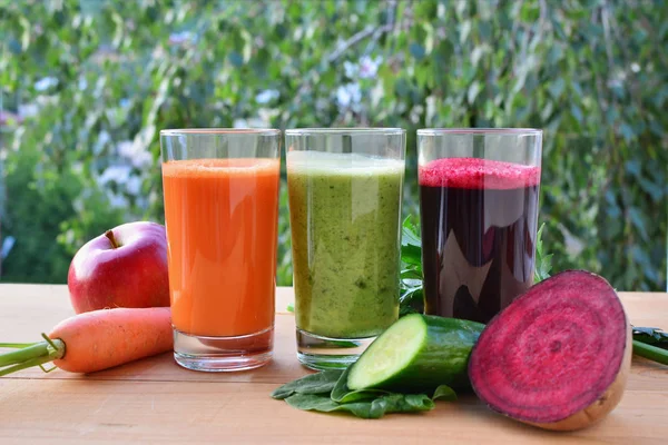 Здоровые овощные и фруктовые коктейли и сок в стаканах . — стоковое фото
