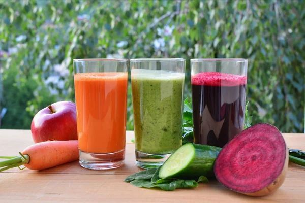 Υγιεινά smoothies λαχανικών και φρούτων και χυμού σε ποτήρια. — Φωτογραφία Αρχείου