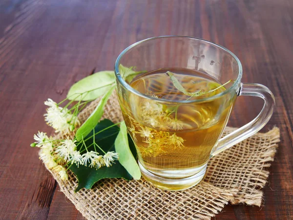 Tazza di tè di tiglio — Foto Stock