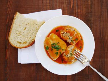 Domates soslu biber dolması