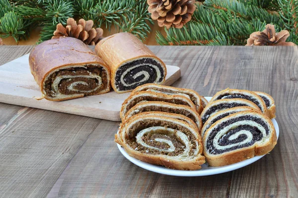 Traditional poppy seed and walnut beigli rolls slices on a plate — Stock Photo, Image