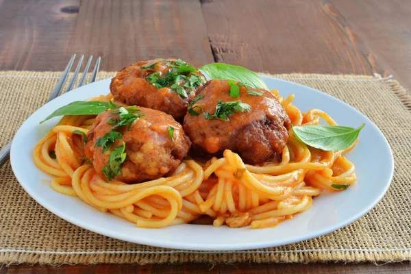 Spaghetti pasta with meatballs and tomato sauce — Stock Photo, Image