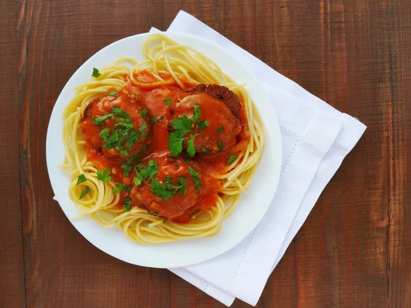 Спагетти с фрикадельками и томатным соусом — стоковое фото