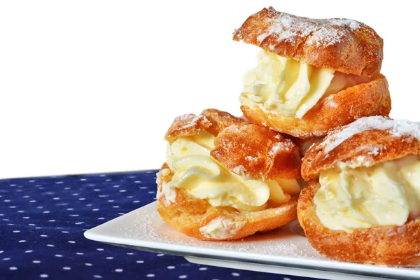 Cream puff med vaniljsås — Stockfoto